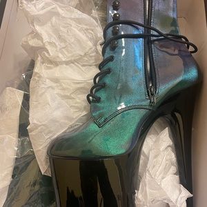 Brand new never worn pleasers